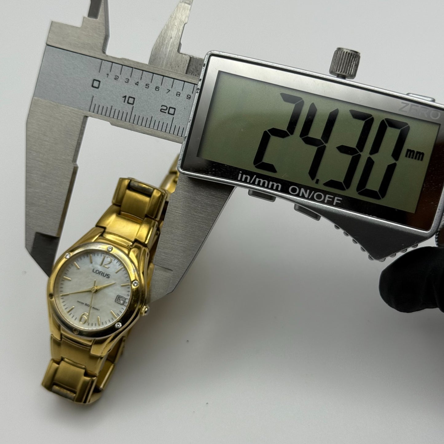 Lorus Ladies Quartz Watch Date Dial Gold Tone Bracelet Japan 24mm PARTS REPAIR