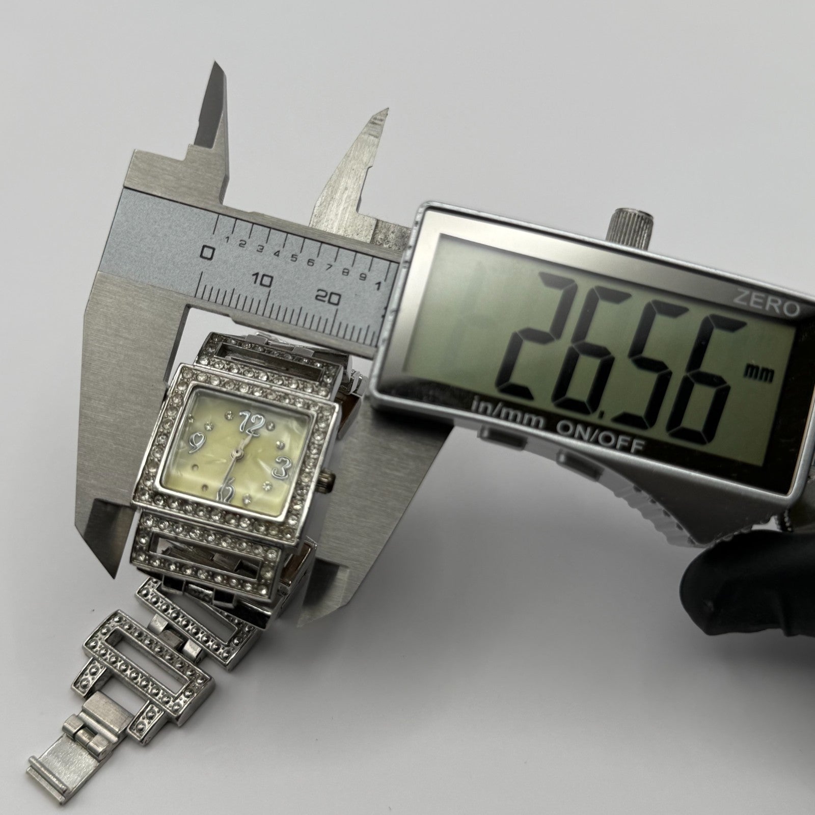 Elegant Ladies Quartz Watch Crystal Accents Silver Tone Bracelet Working 24mm