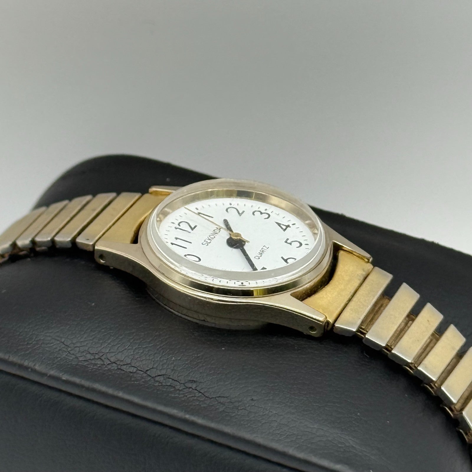 Sekonda USSR Ladies Quartz Watch White Dial Gold Tone Stretch Band Working 22mm