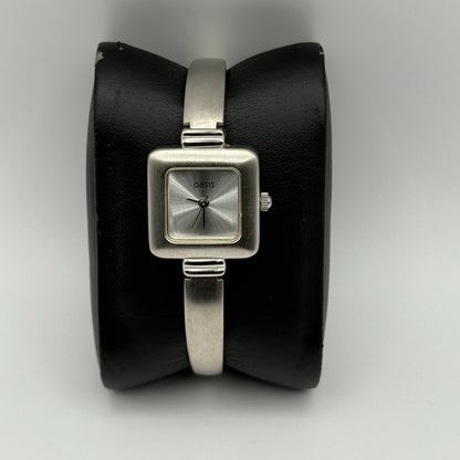 Oasis Ladies Quartz Watch B95 Silver Tone Bracelet Working 20mm 5.5 Inches