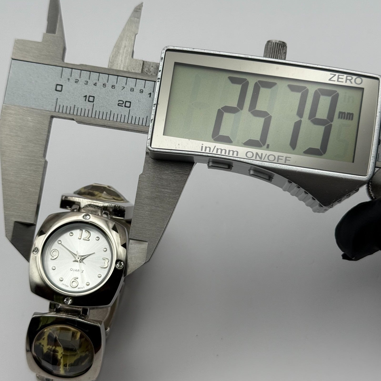 Avon Ladies Quartz Watch Silver Dial Squared Shape Bracelet Japan Working 25mm