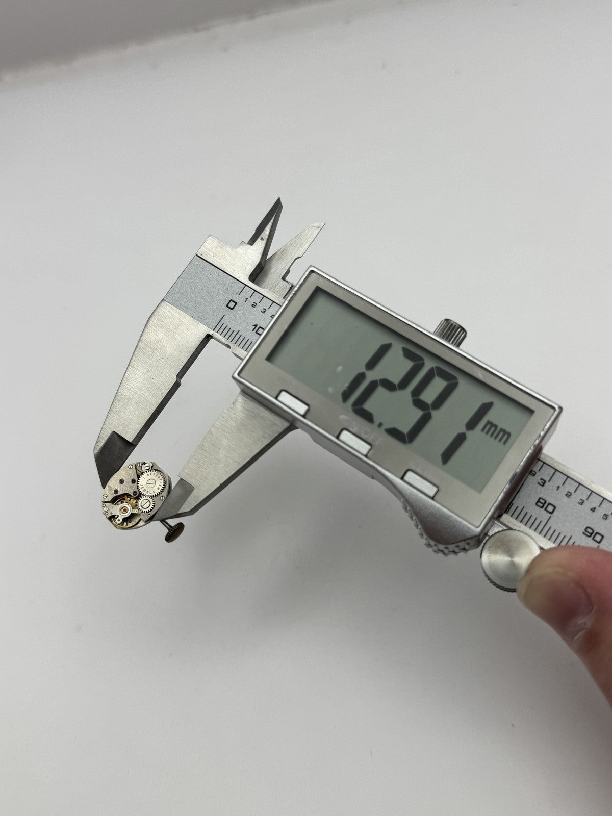 12.9mm Vintage Unknown Cal 121 Manual Wind Swiss Watch Movement PARTS REPAIR