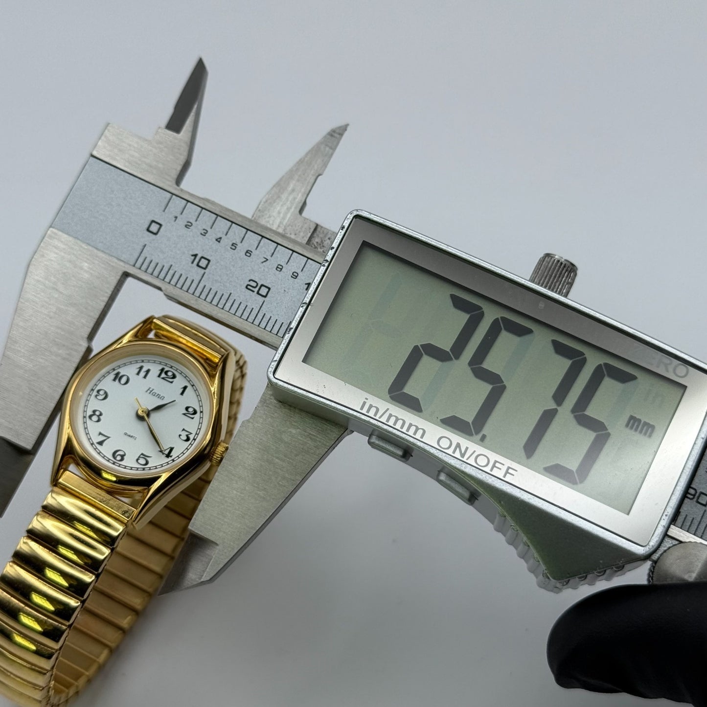 Hana Ladies Quartz Watch White Dial Gold Tone Expandable Band Steel Working 23mm