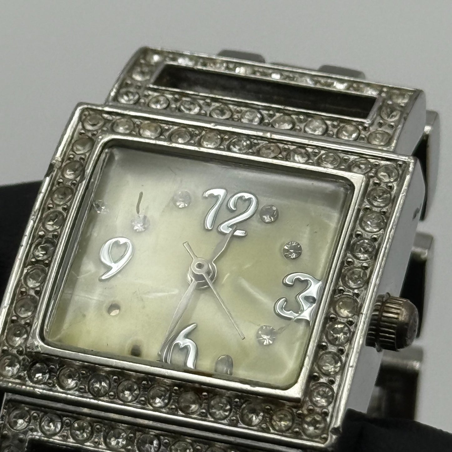 Elegant Ladies Quartz Watch Crystal Accents Silver Tone Bracelet Working 24mm