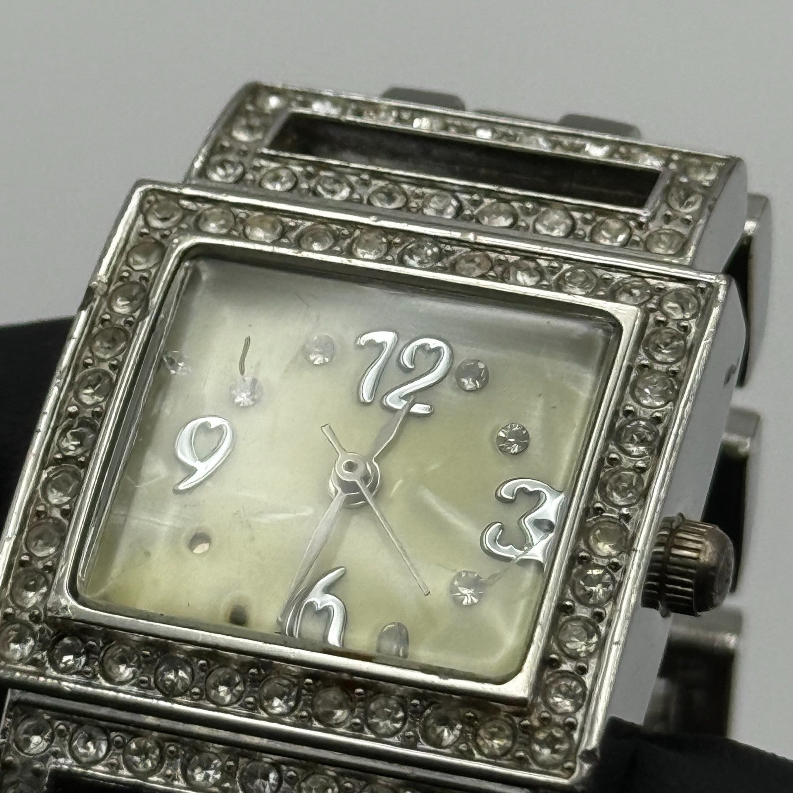 Elegant Ladies Quartz Watch Crystal Accents Silver Tone Bracelet Working 24mm