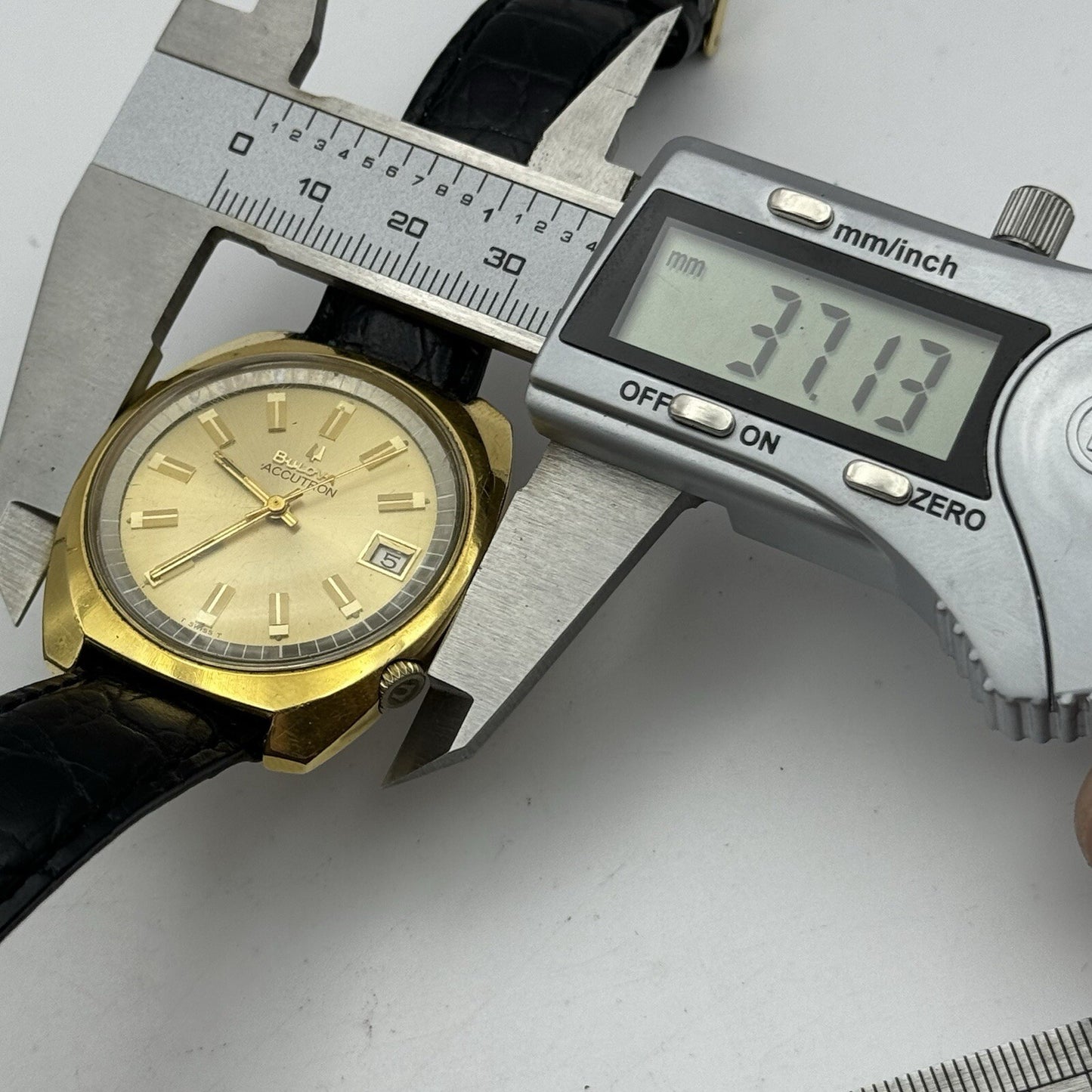 37mm Mens Bulova Accutron 2181F Date Dial Swiss Quartz Vintage Watch TO RESTORE