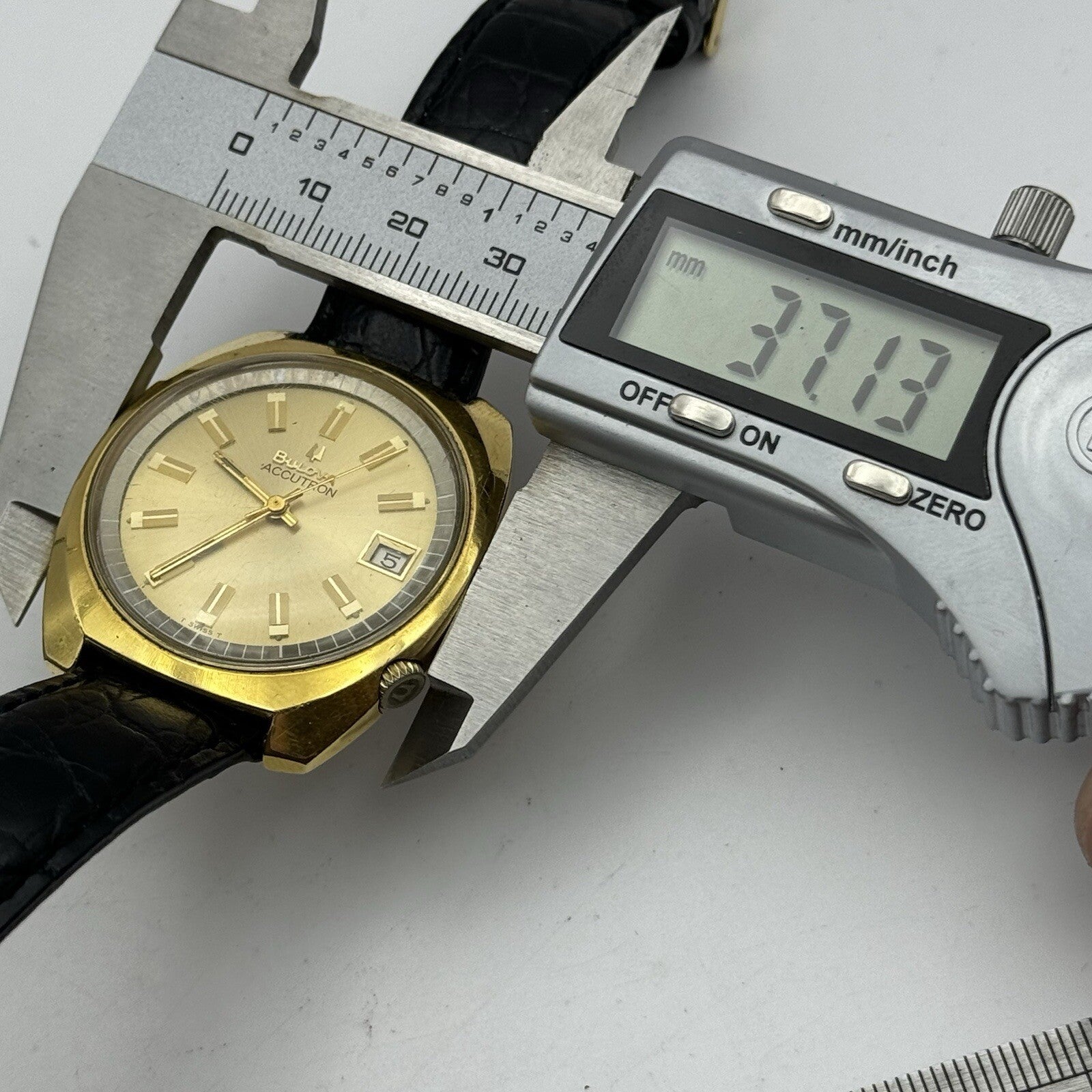 37mm Mens Bulova Accutron 2181F Date Dial Swiss Quartz Vintage Watch TO RESTORE