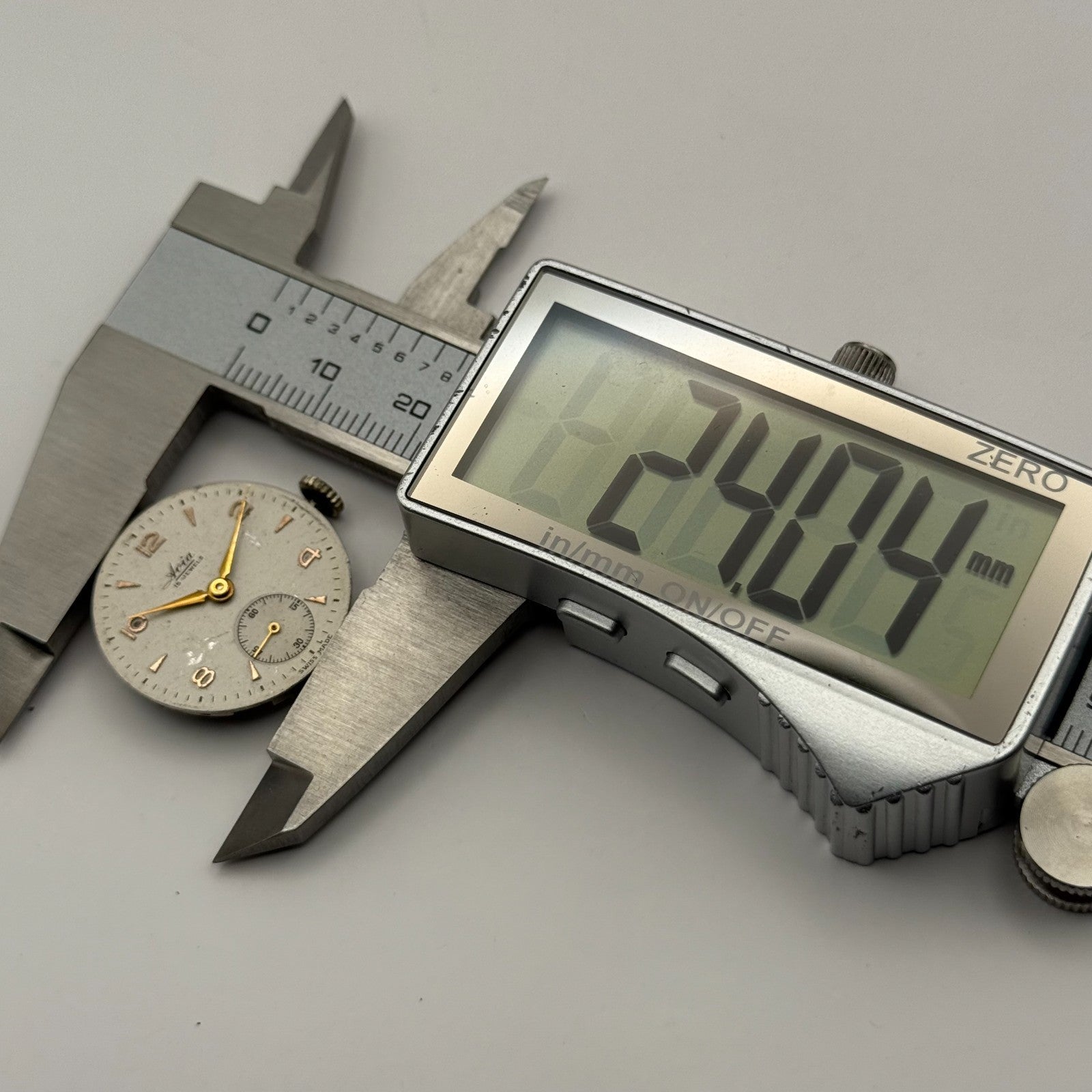 AS 984 Watch Movement Avia Manual Wind Vintage Swiss 15 Jewels Parts 23.4mm