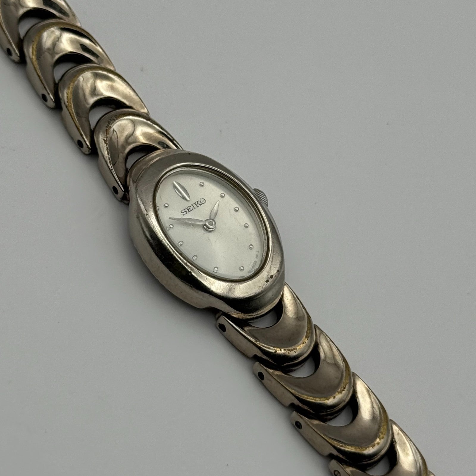 Seiko Ladies Quartz Watch Oval Dial Silver Tone Bracelet Japan Working 16mm