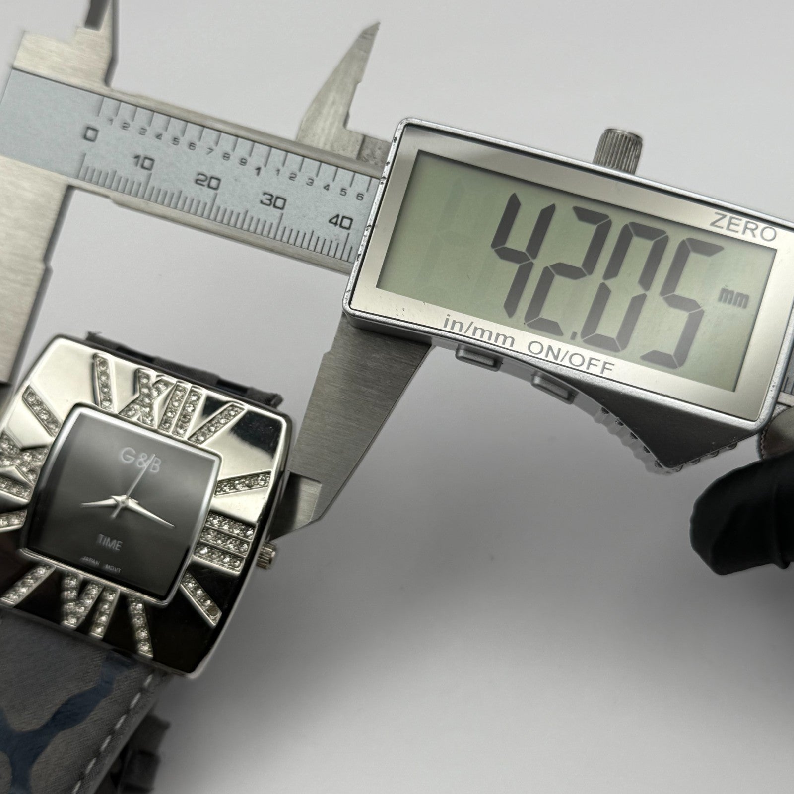 G&B Time Fashion Ladies Quartz Watch Crystal Accents Leather Strap Working 42mm