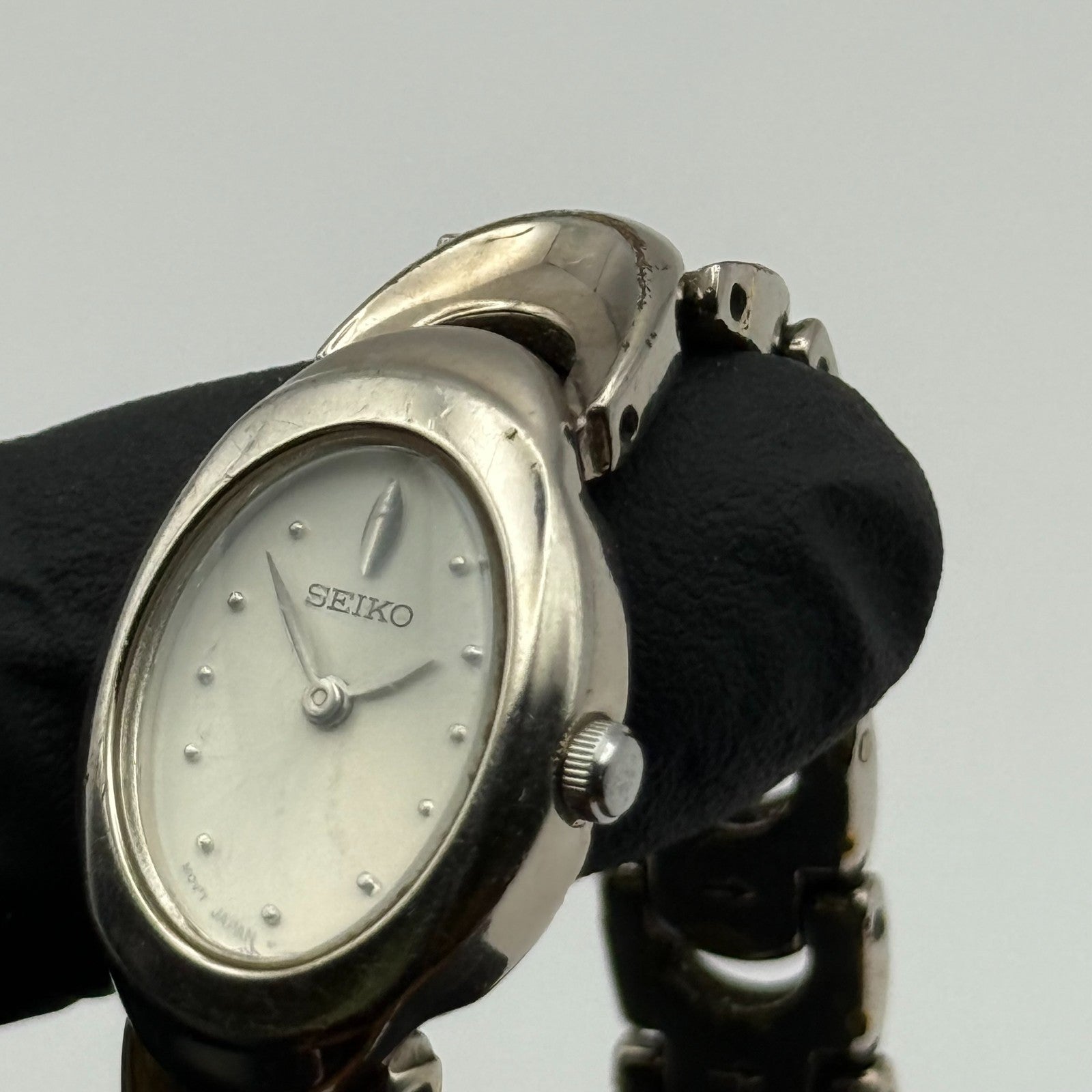 Seiko Ladies Quartz Watch Oval Dial Silver Tone Bracelet Japan Working 16mm