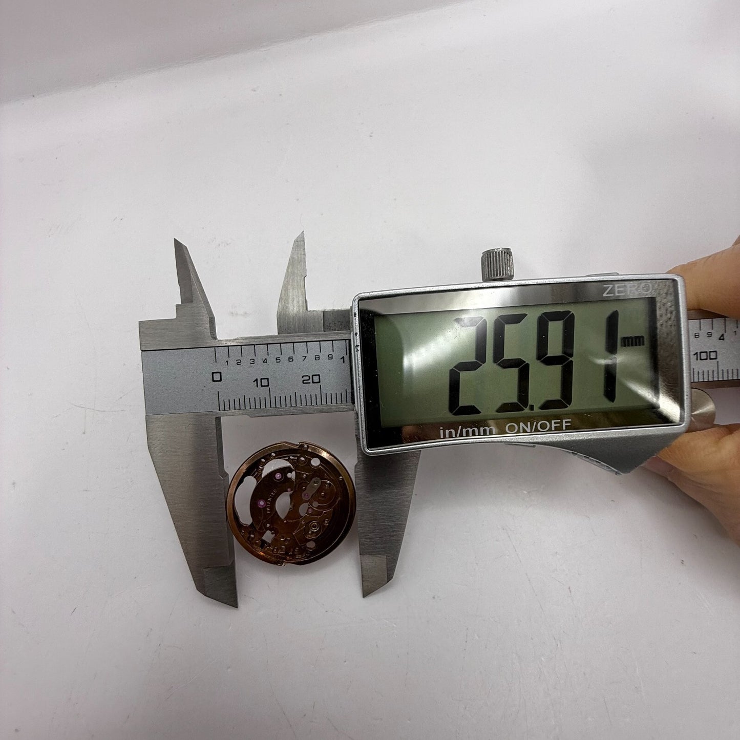 30.9mm Vintage Accurist ETA 2409 Partial Manual Wind Watch Movement PARTS REPAIR