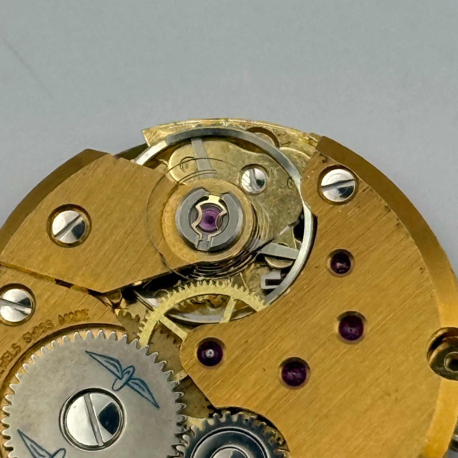 Peseux P 7046 Watch Movement Manual Wind Vintage 17 Jewels Swiss Parts 23.6mm