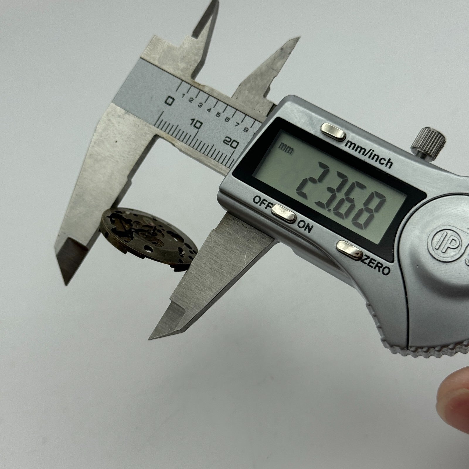 23.6mm Lavina Cal 150 Partial Manual Wind Watch Movement Swiss Vintage PARTS