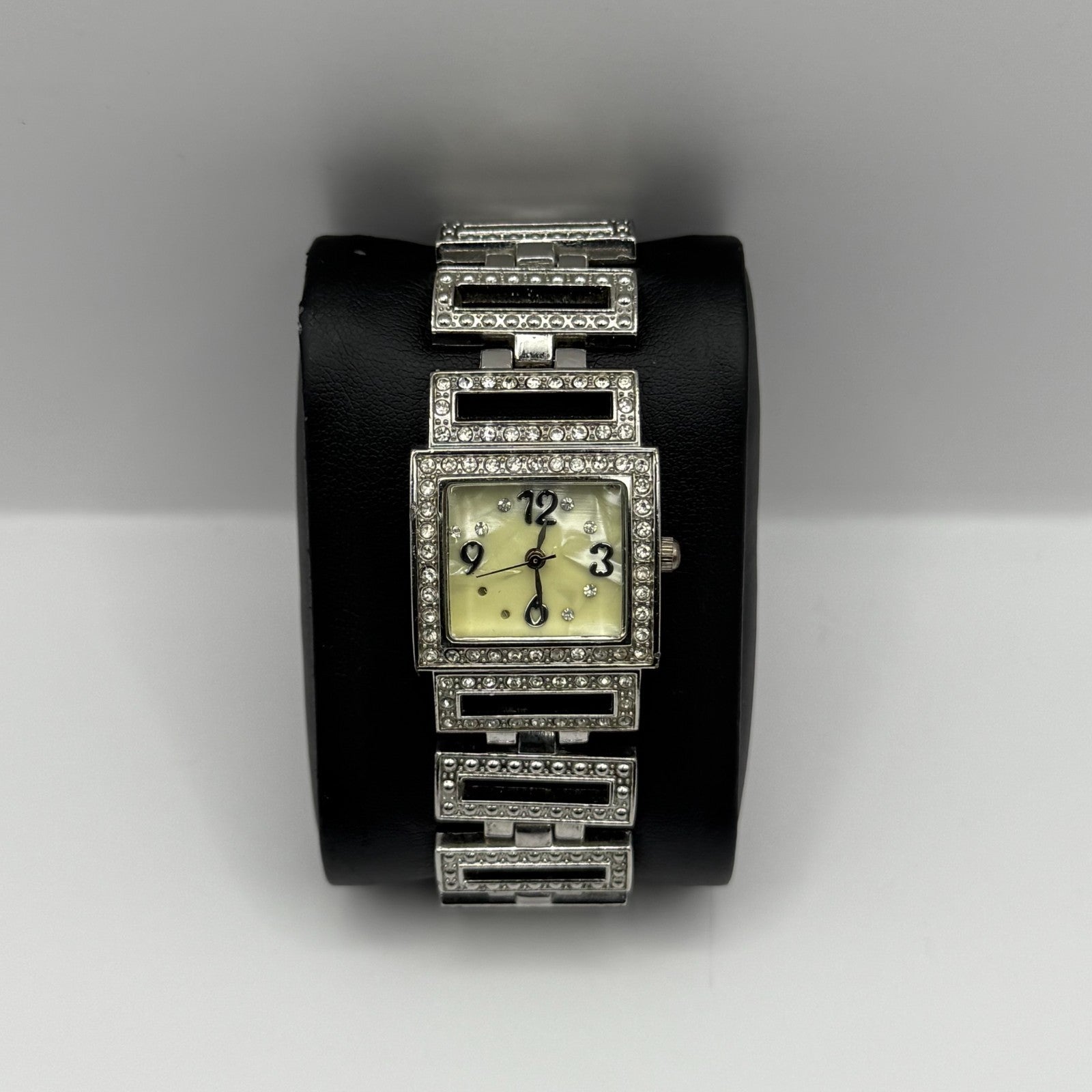 Elegant Ladies Quartz Watch Crystal Accents Silver Tone Bracelet Working 24mm