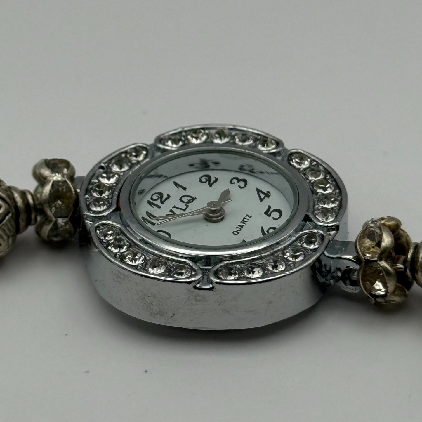 YLQ Ladies Quartz Watch Crystal Accents Beaded Design Bracelet Working 25mm