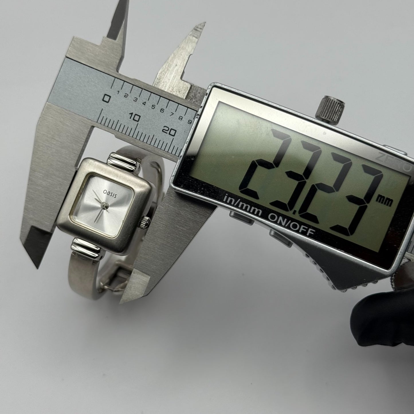 Oasis Ladies Quartz Watch B95 Silver Tone Bracelet Working 20mm 5.5 Inches