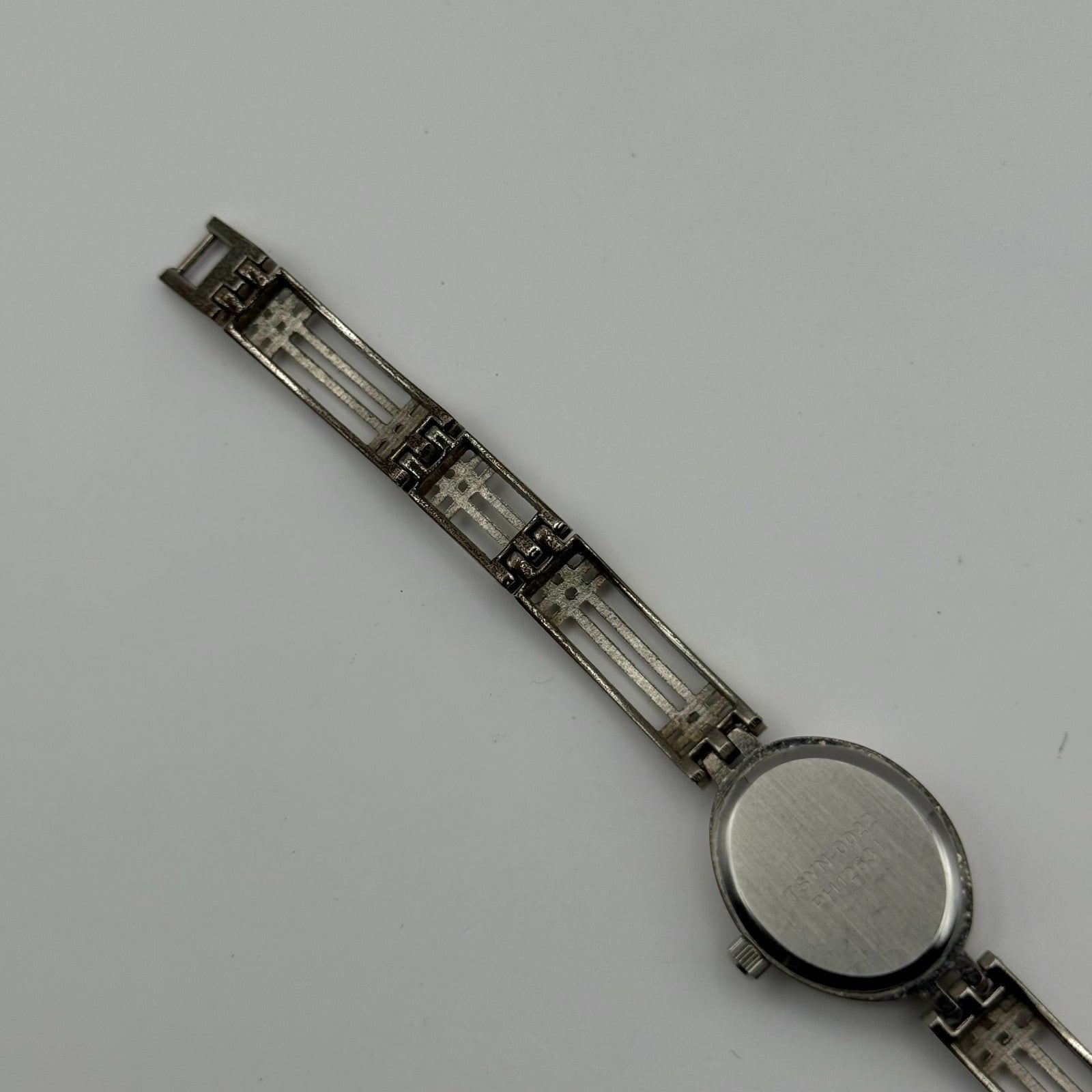 Ladies Quartz Watch Oval White Dial Silver Tone Bracelet Working 18mm 6 Inches