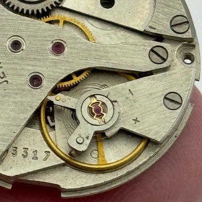 26.9mm Unidentified 3317 Manual Wind 17 Jewels Watch Movement Vintage PARTS