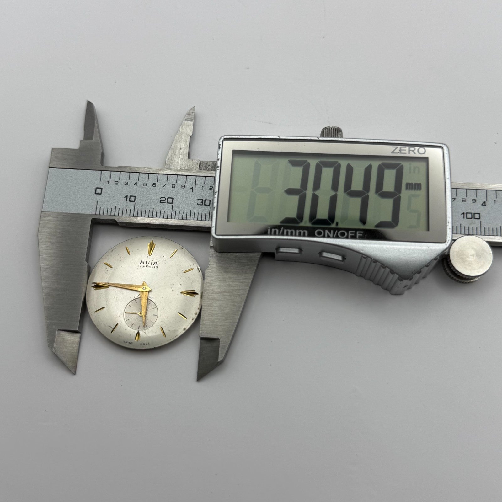 Peseux 320 Watch Movement Avia Manual Wind Vintage Swiss 17 Jewels Parts 30.4mm