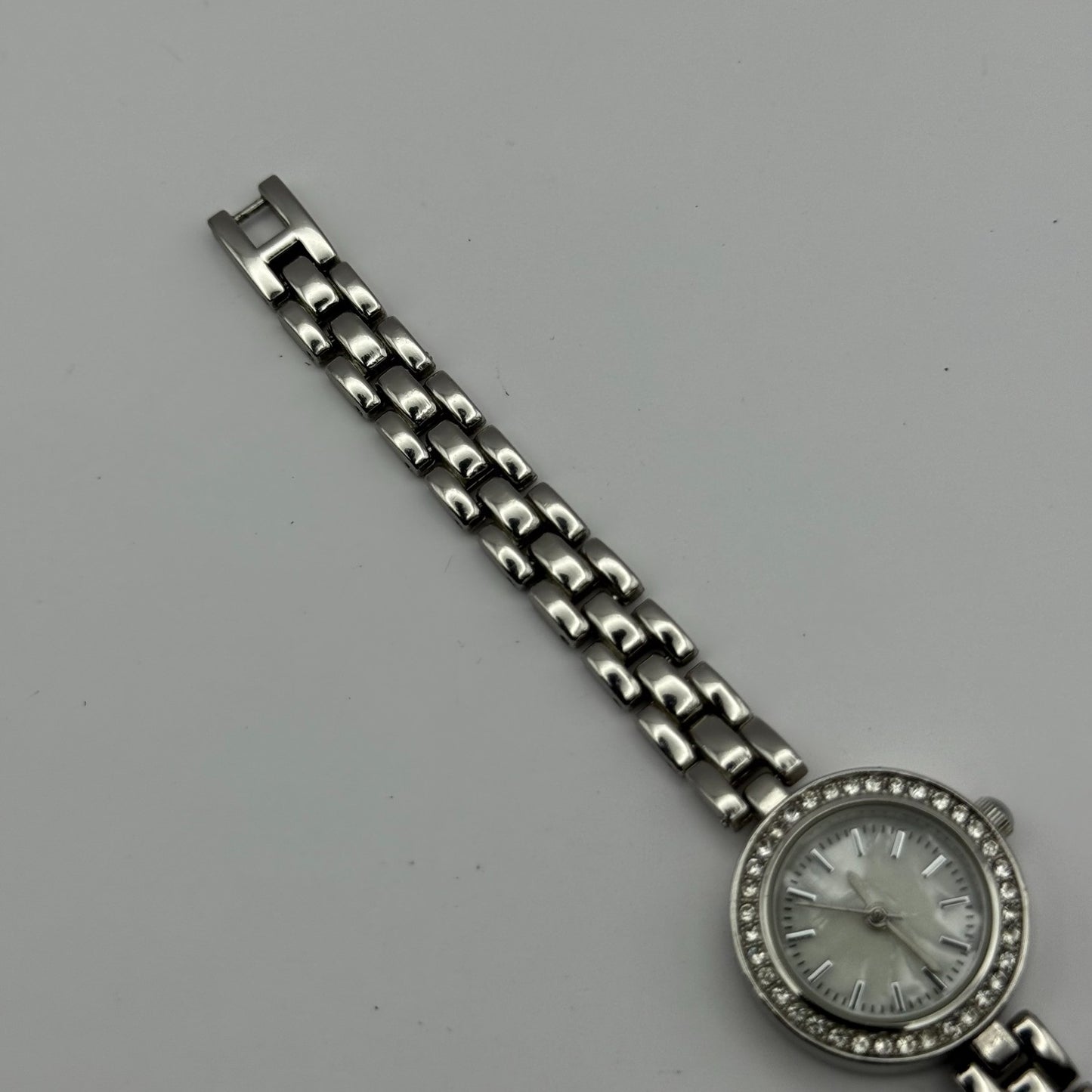 Avon Ladies Quartz Watch Mother of Pearl Dial Silver Tone Bracelet Working 21mm