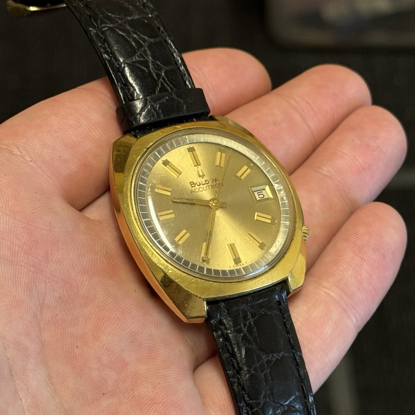 37mm Mens Bulova Accutron 2181F Date Dial Swiss Quartz Vintage Watch TO RESTORE