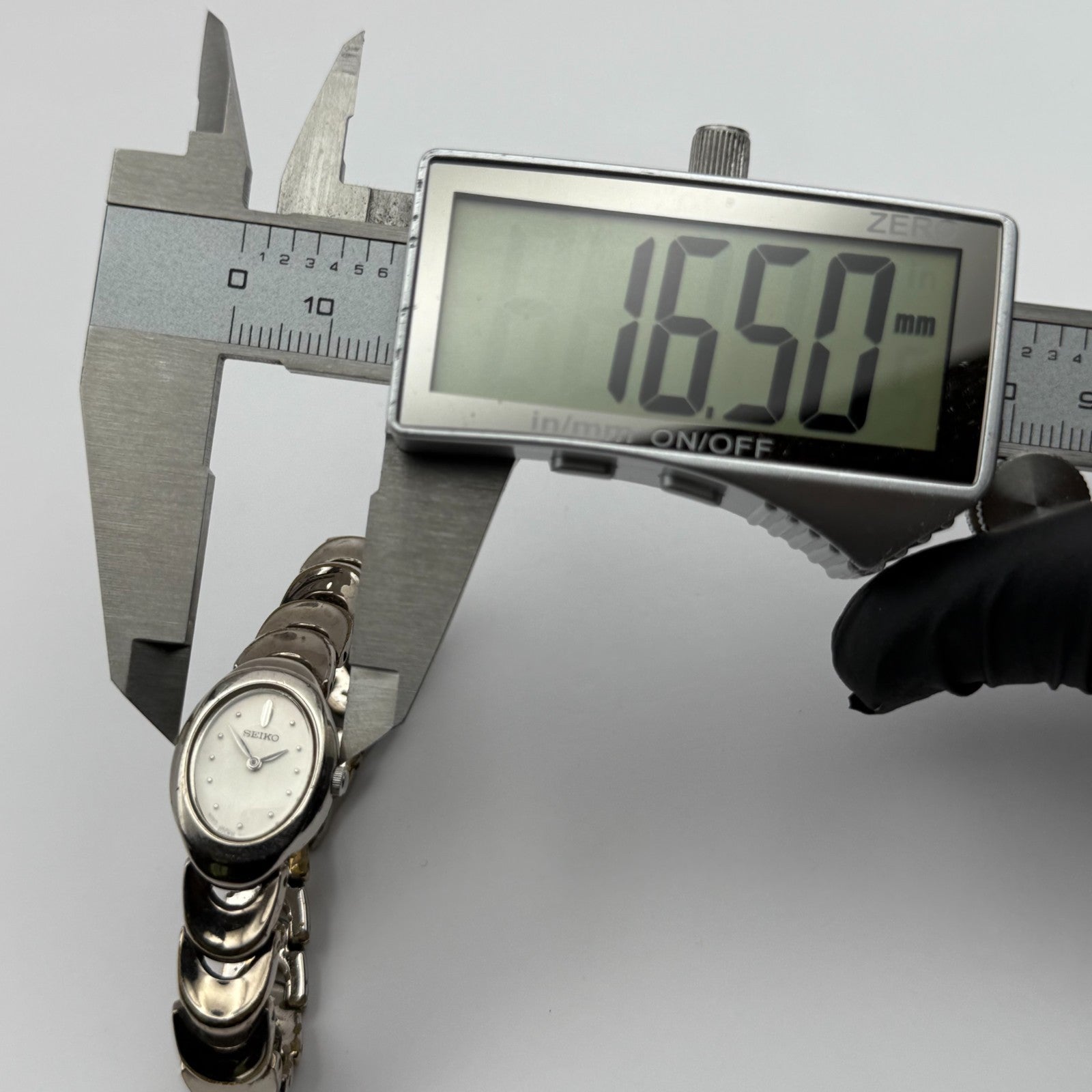 Seiko Ladies Quartz Watch Oval Dial Silver Tone Bracelet Japan Working 16mm