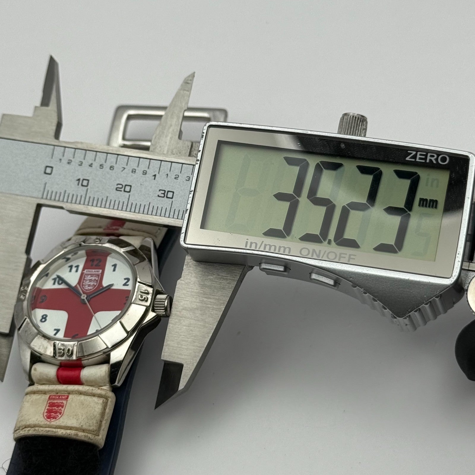 England National Football Men's Quartz Watch Red White Cross Dial Working 32mm