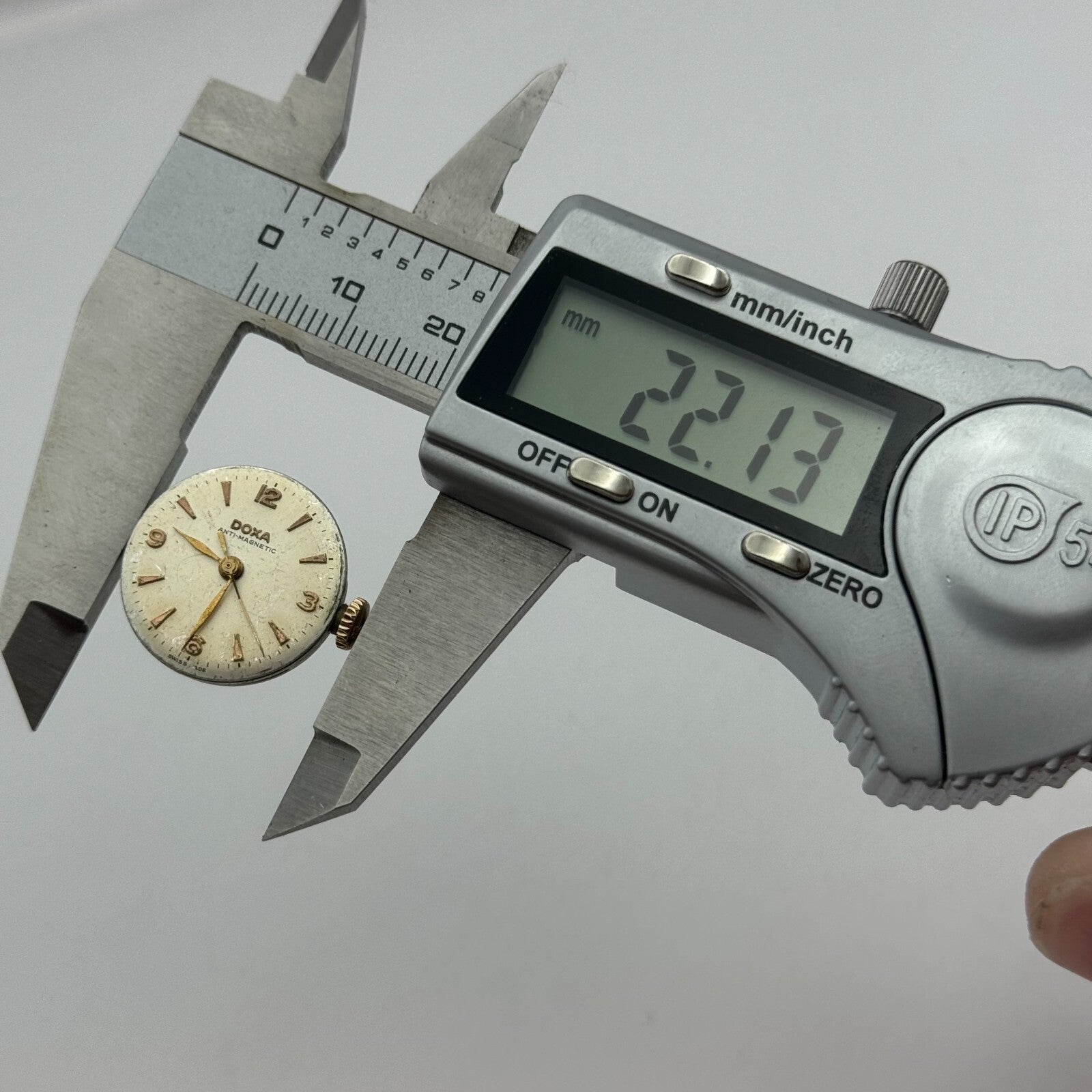 19.6mm Doxa Cal 137 8 3/4 Manual Wind Watch Movement Swiss Made Vintage PARTS