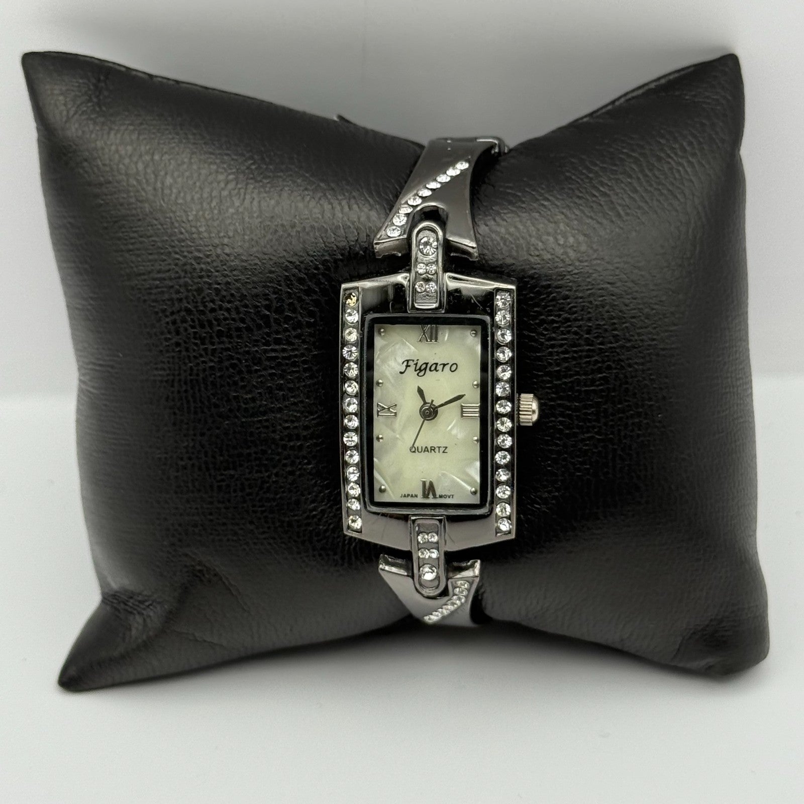 Figaro Italian Design Ladies Quartz Watch Crystal Accents Japan Working 19mm