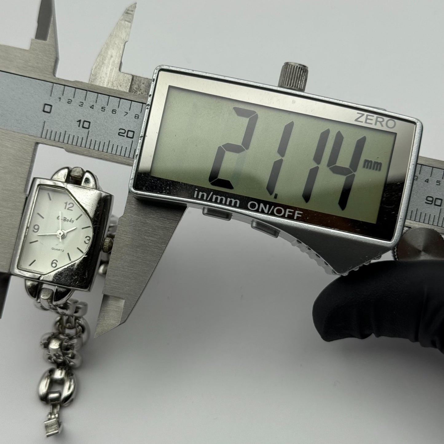 G-Body Time Ladies Quartz Watch White Dial Silver Tone Bracelet Working 19mm