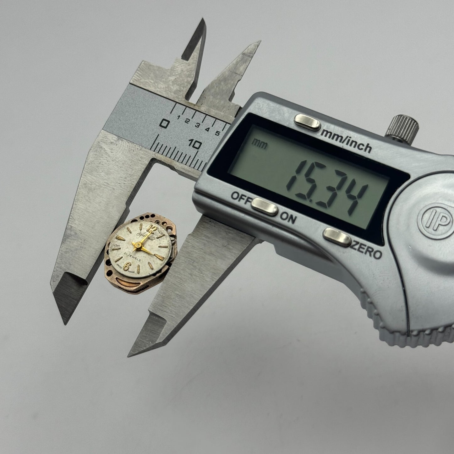 15.3mm Ladies Accurist FHF 60 Manual Wind Watch Movement Swiss Vintage PARTS