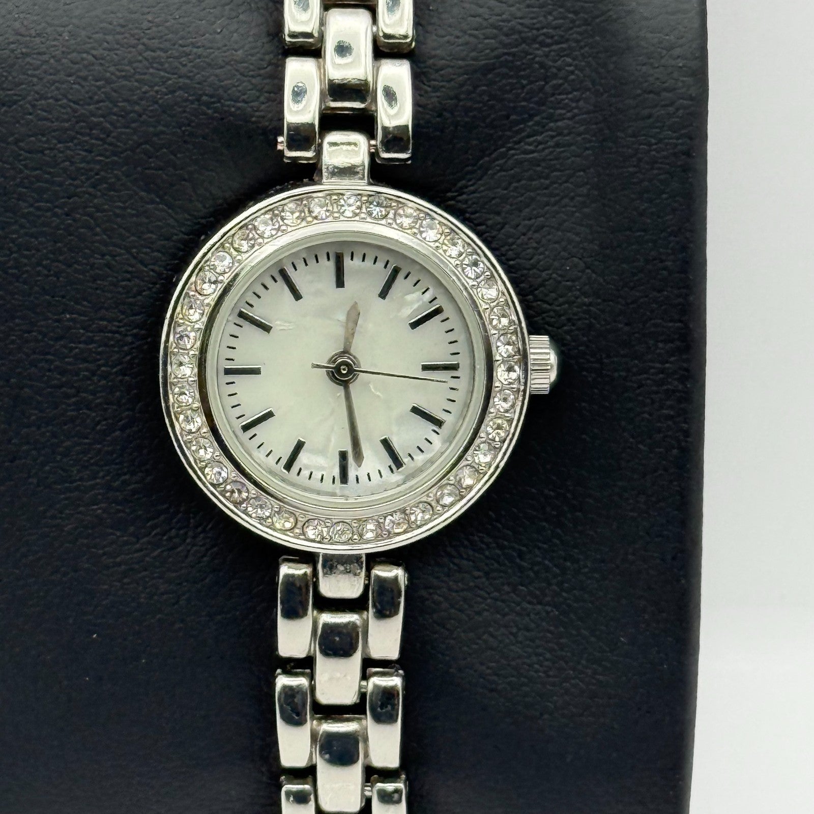 Avon Ladies Quartz Watch Mother of Pearl Dial Silver Tone Bracelet Working 21mm