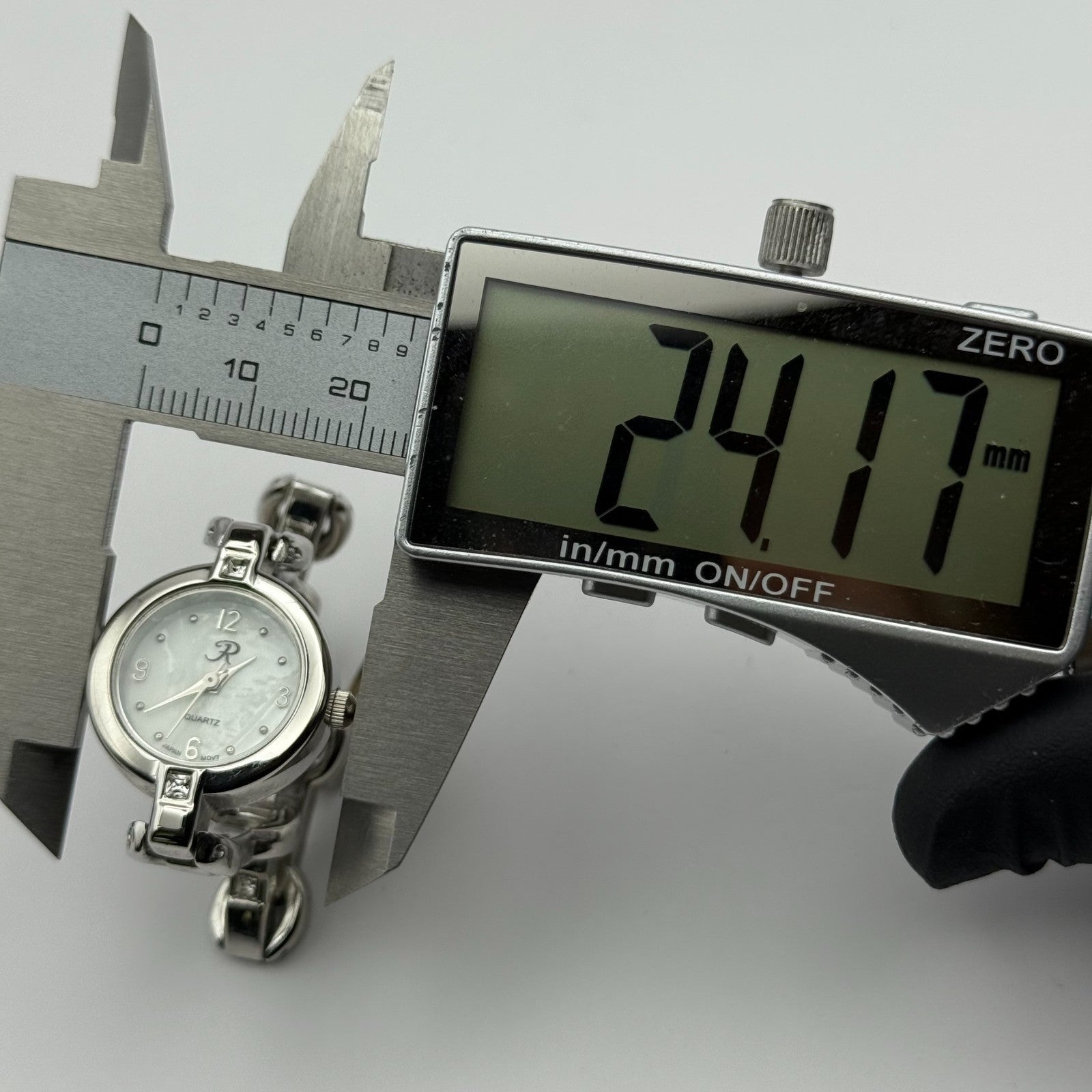 R Ladies Quartz Watch Silver Tone Bracelet Working 22mm New Battery