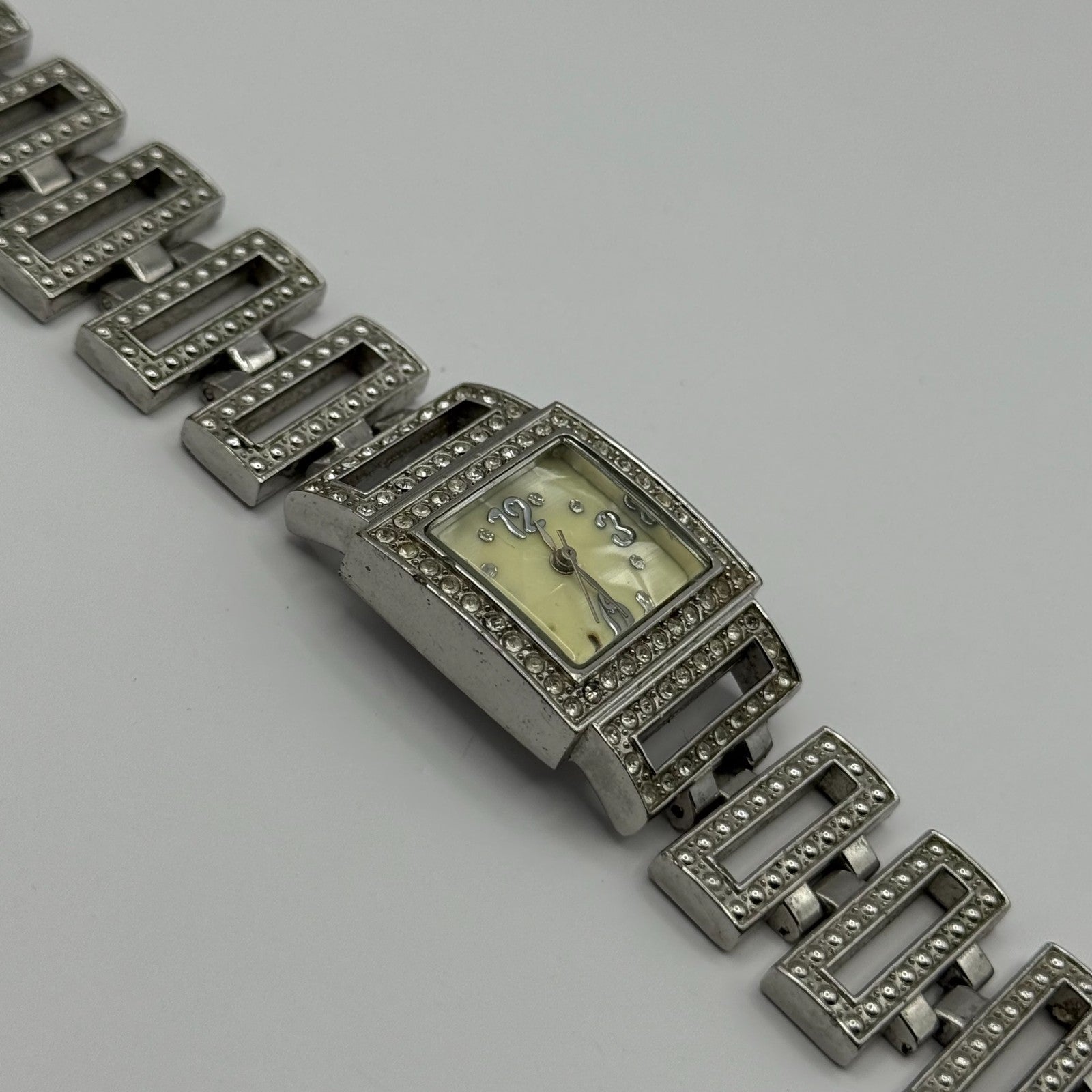 Elegant Ladies Quartz Watch Crystal Accents Silver Tone Bracelet Working 24mm
