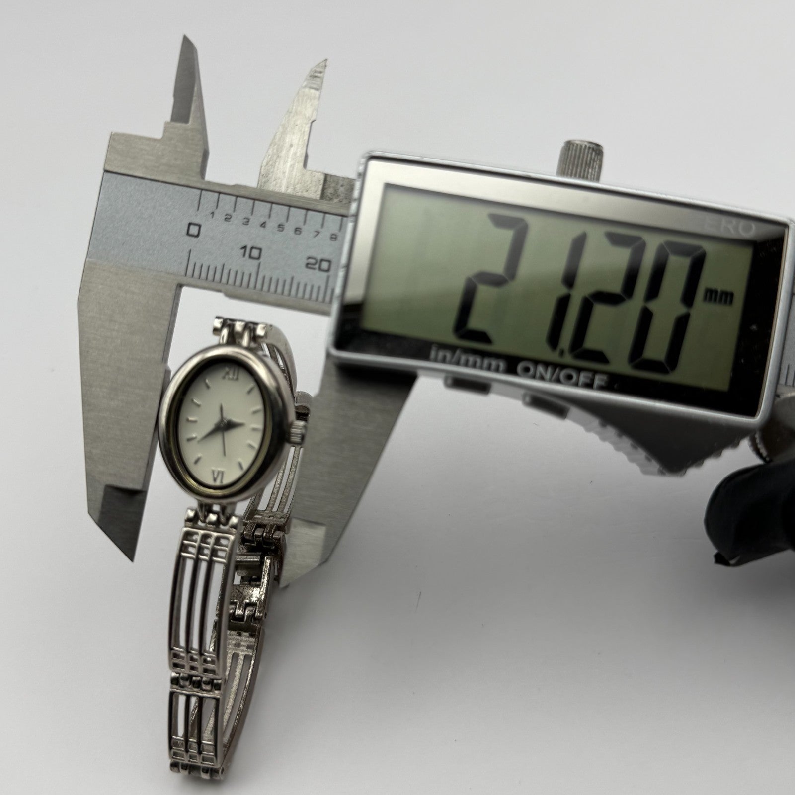 Ladies Quartz Watch Oval White Dial Silver Tone Bracelet Working 18mm 6 Inches