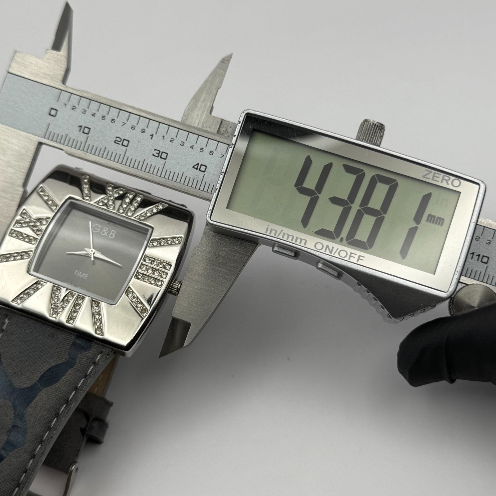 G&B Time Fashion Ladies Quartz Watch Crystal Accents Leather Strap Working 42mm