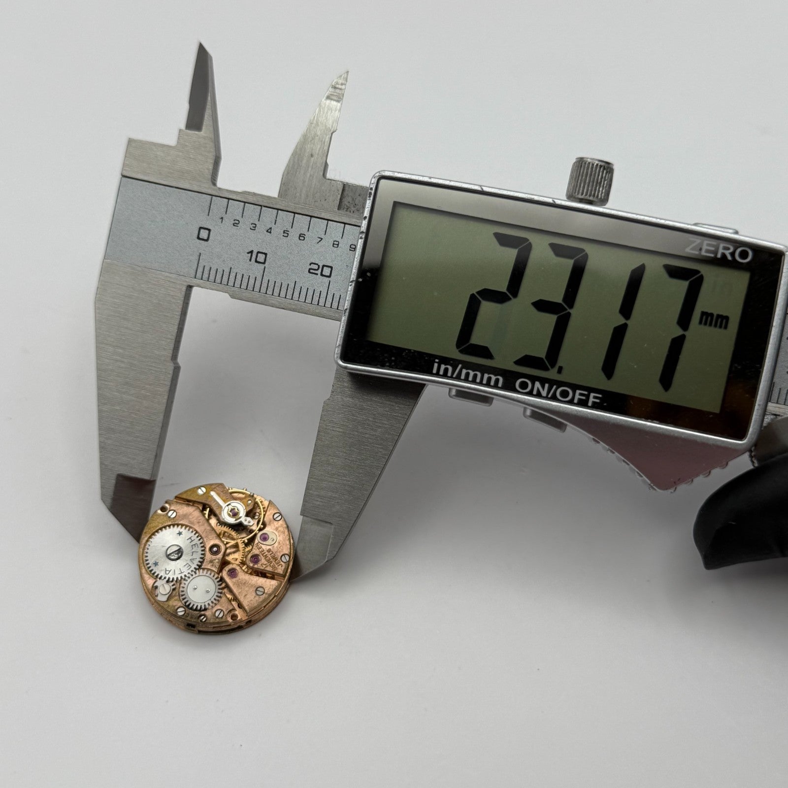 Helvetia 82C Watch Movement Manual Wind Vintage Swiss 17 Jewels Parts 23.1mm