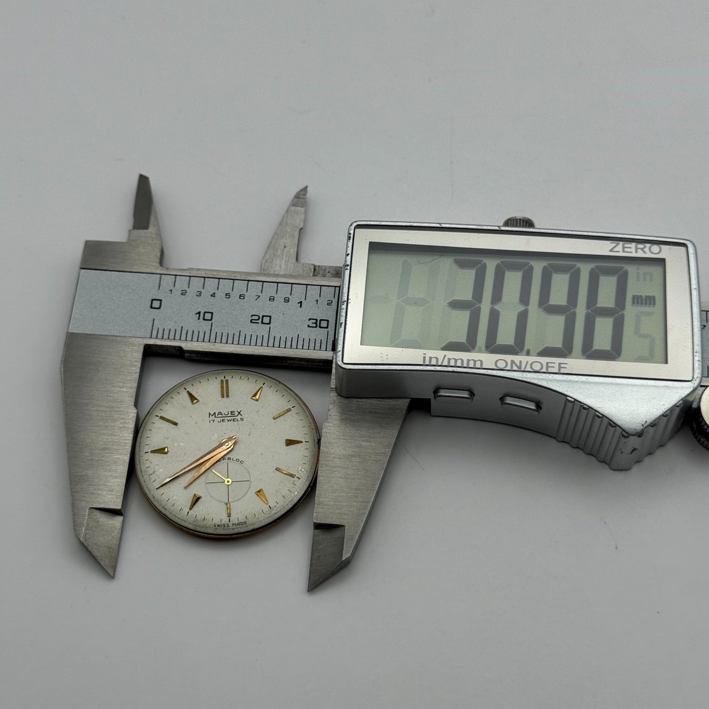 Majex Peseux 320 Watch Movement Manual Wind Vintage Swiss Parts Repair 30.9mm