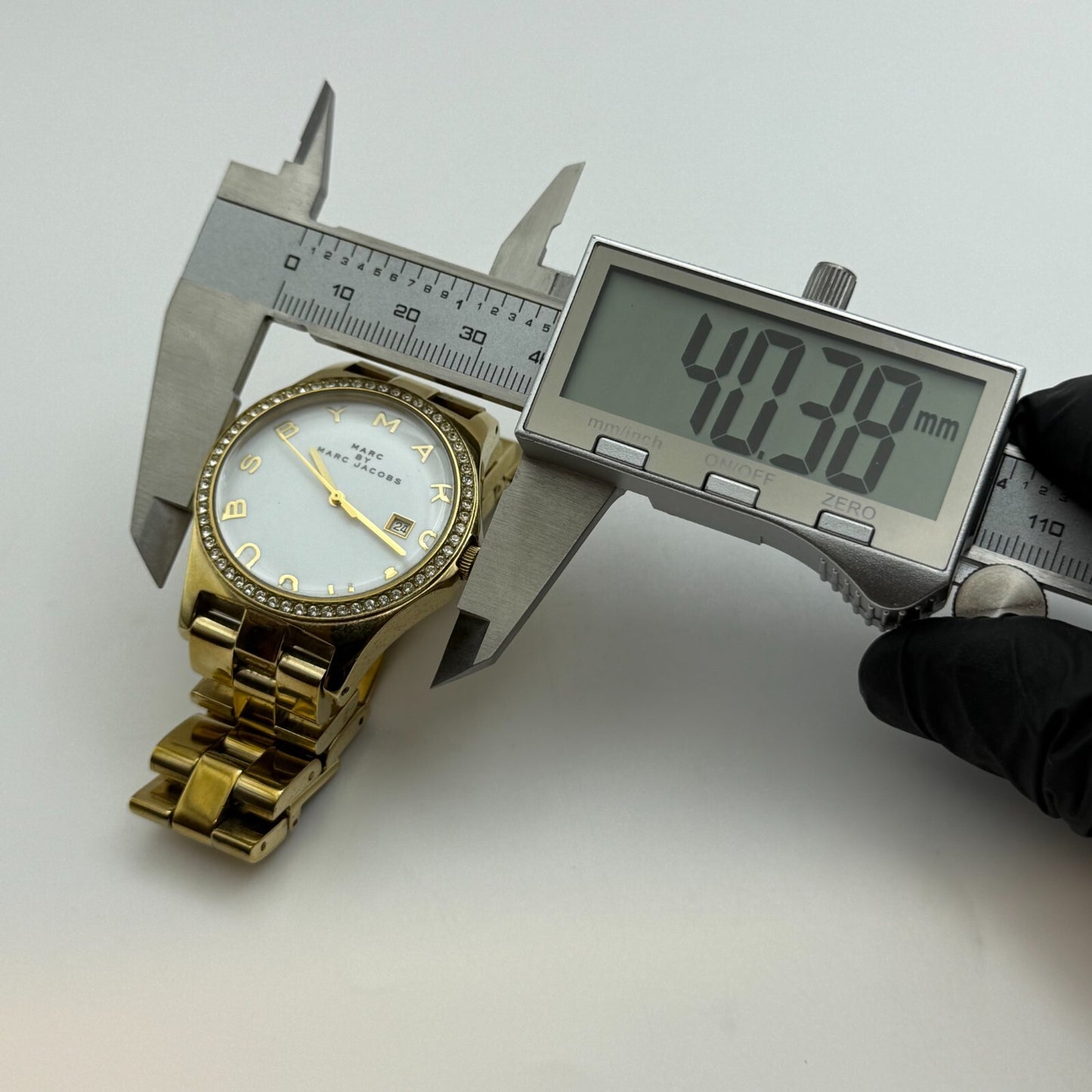 39mm Working Ladies Marc By Marc Jacobs White Date Dial Quartz Watch 5.25 Inches