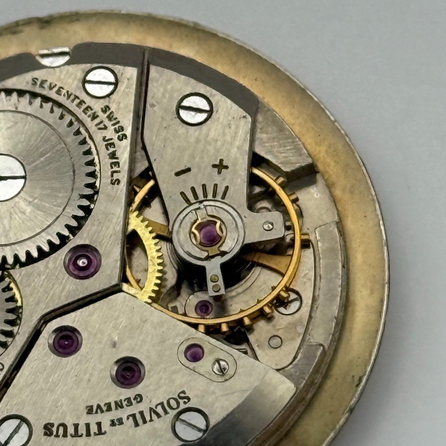 Solvil et Titus Peseux 330 Watch Movement Manual Wind Vintage Swiss Parts 25.9mm