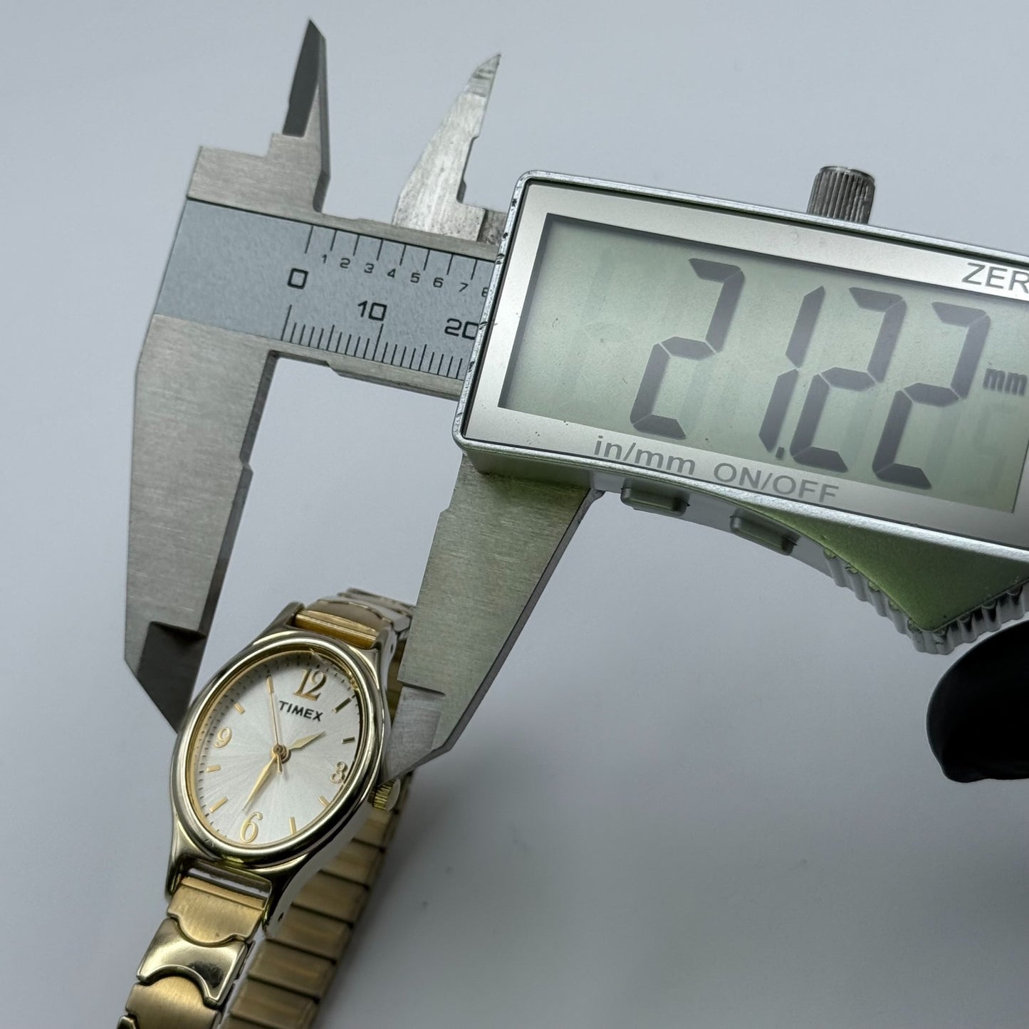 Timex Ladies Quartz Watch Oval Dial Gold Tone Stretch Band Steel Working 21mm