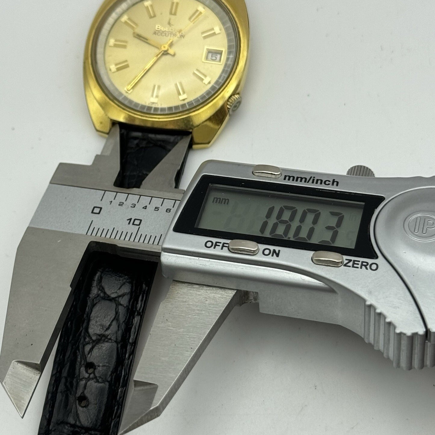 37mm Mens Bulova Accutron 2181F Date Dial Swiss Quartz Vintage Watch TO RESTORE