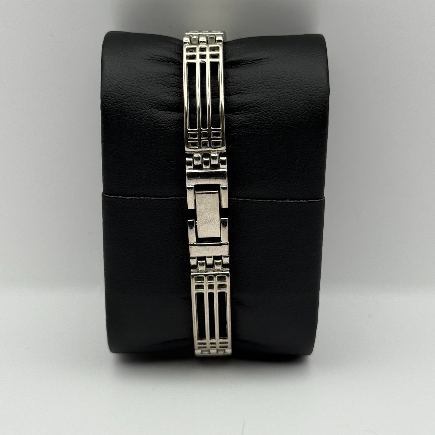 Ladies Quartz Watch Oval White Dial Silver Tone Bracelet Working 18mm 6 Inches