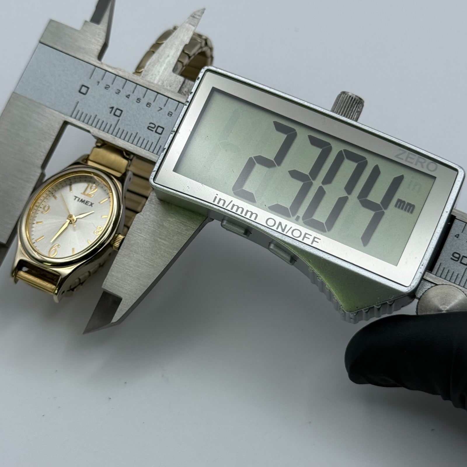 Timex Ladies Quartz Watch Oval Dial Gold Tone Stretch Band Steel Working 21mm