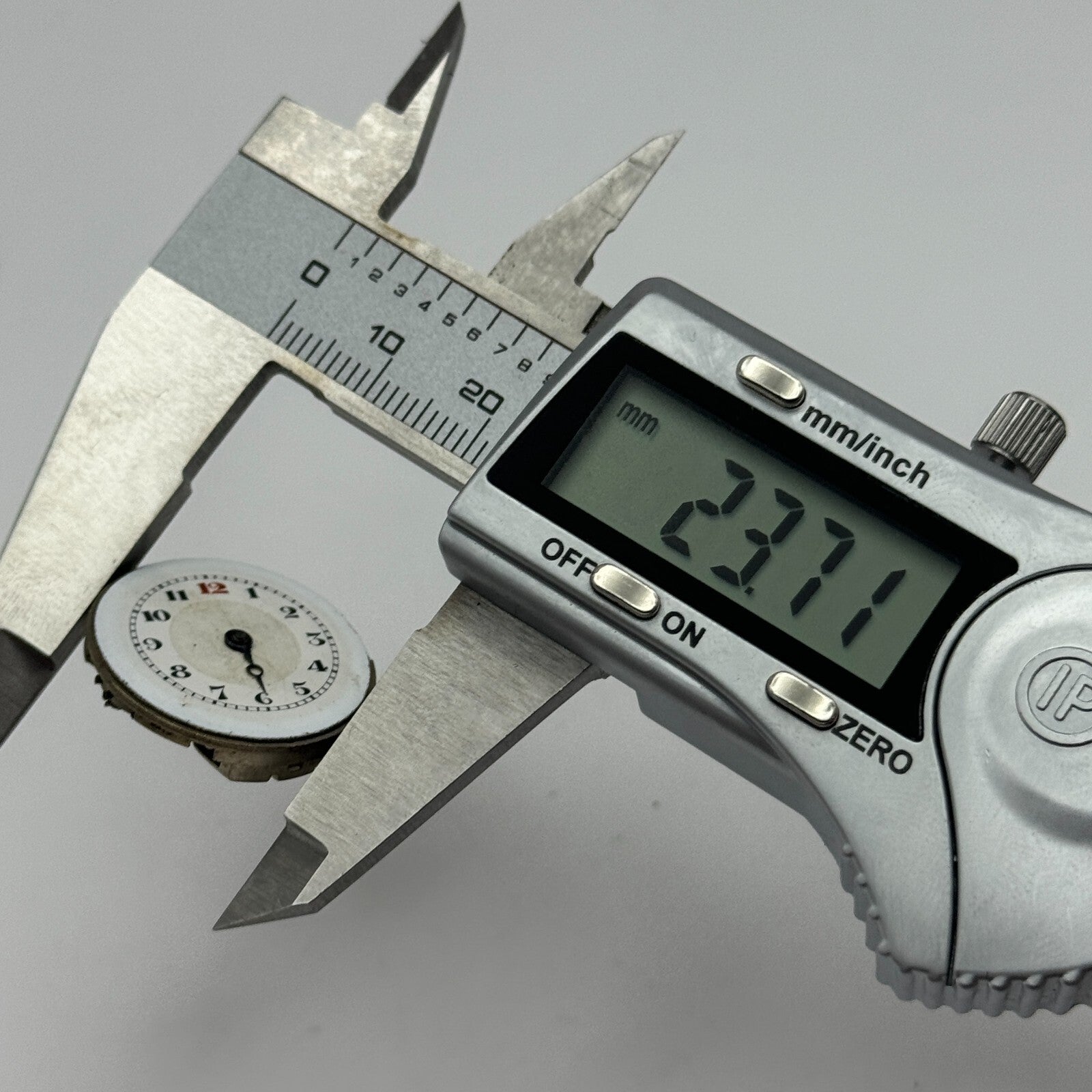 23.7mm Unidentified Porcelain Bullseye Dial Trench Watch Movement Manual Wind