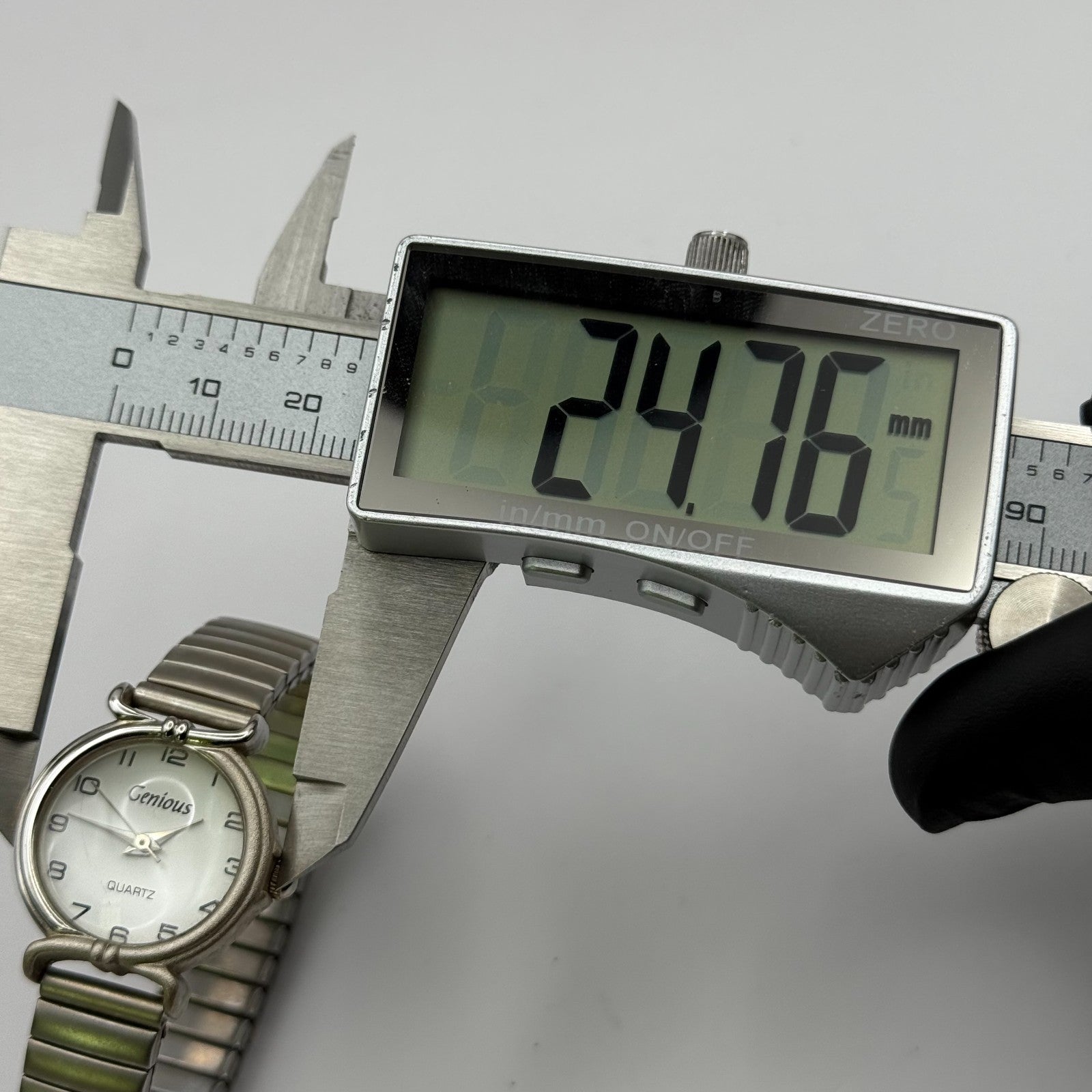 Genious Ladies Quartz Watch Silver Tone Expandable Band Japan Steel Working 24mm