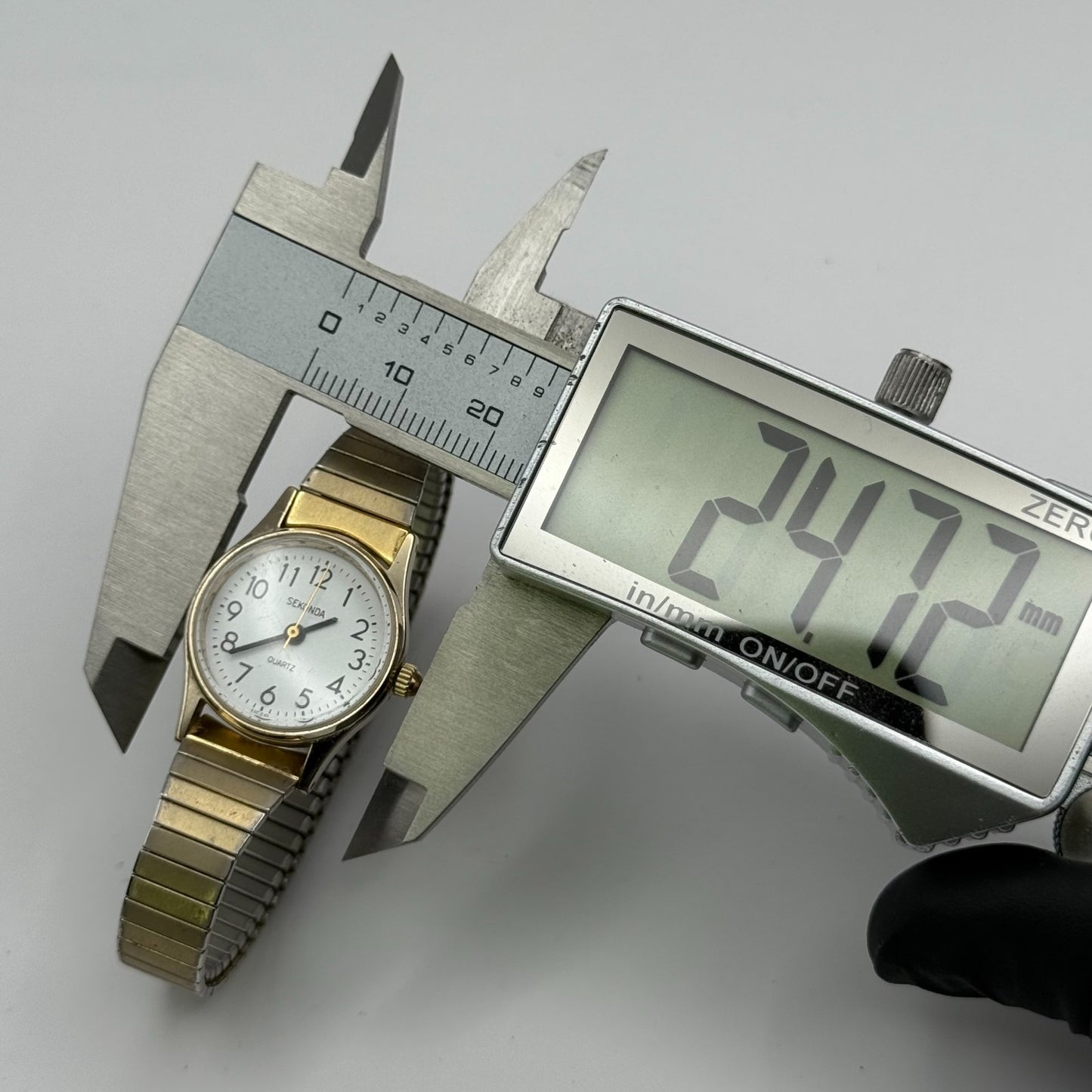 Sekonda USSR Ladies Quartz Watch White Dial Gold Tone Stretch Band Working 22mm