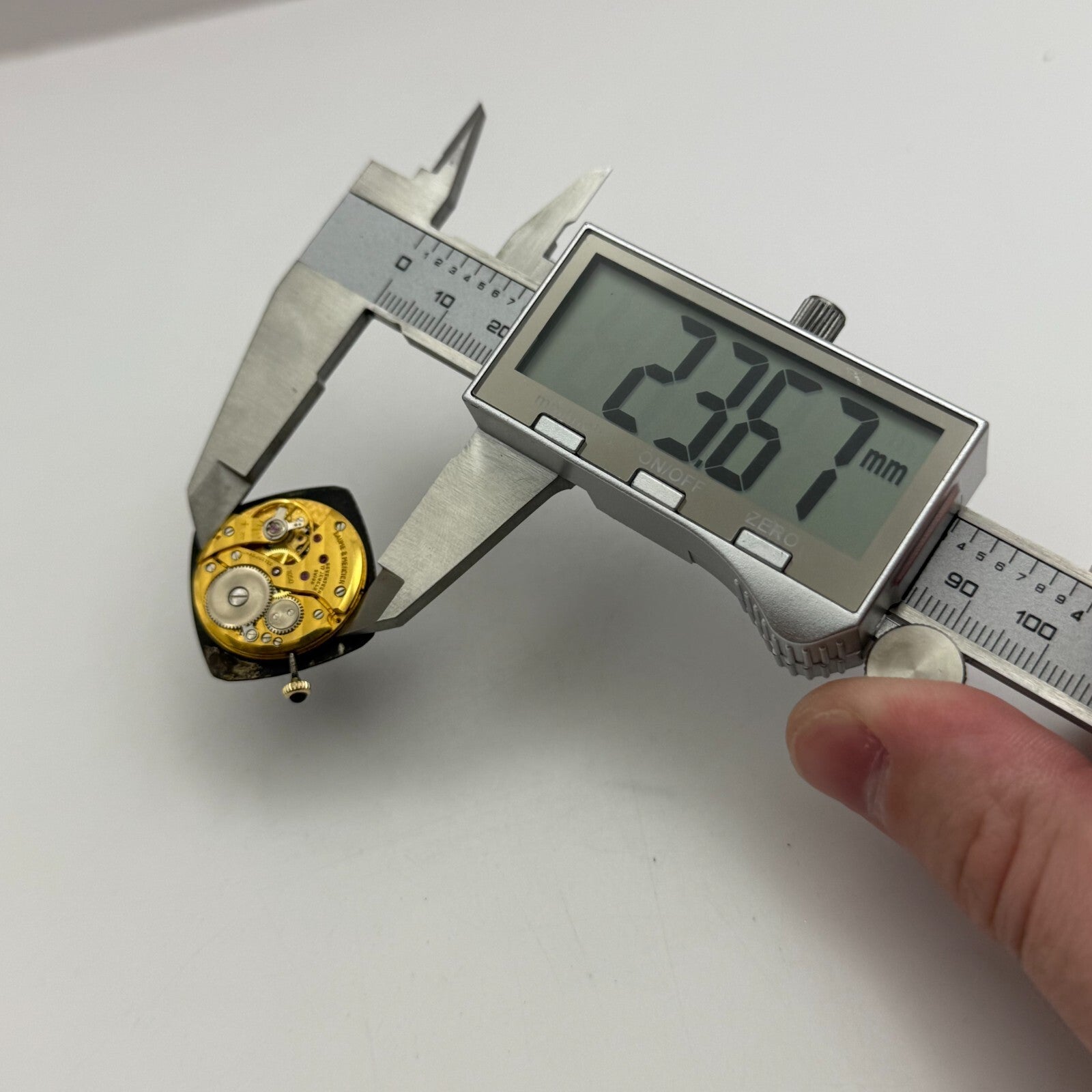 23.6mm Running Vintage Baume & Mercier 1050 Manual Wind Watch Movement PARTS