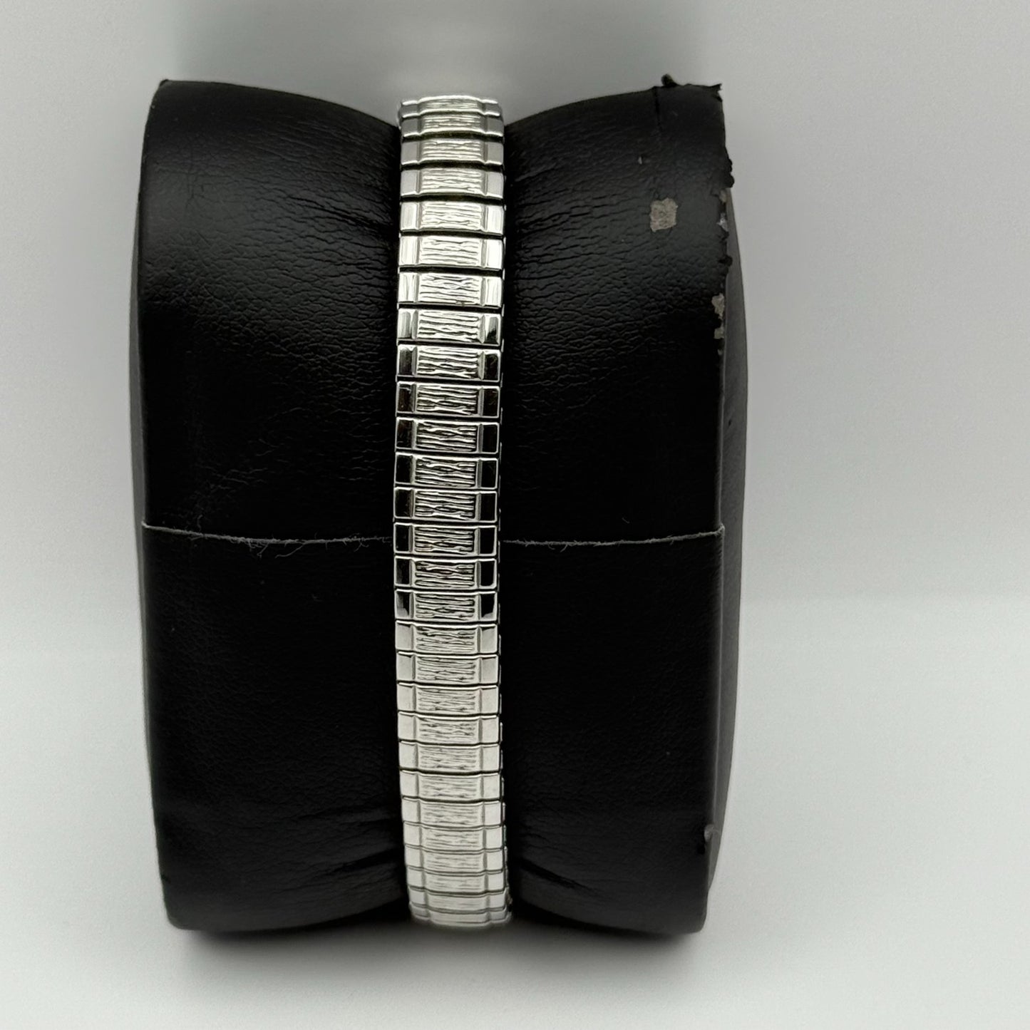 Lorus Ladies Quartz Watch White Dial Silver Tone Stretch Band Japan Working 23mm